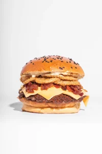 Burger 7K *Incluye papas.